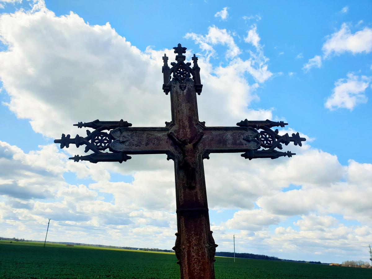 Senas ketinis kryžius Medinių kaimo pakelėje